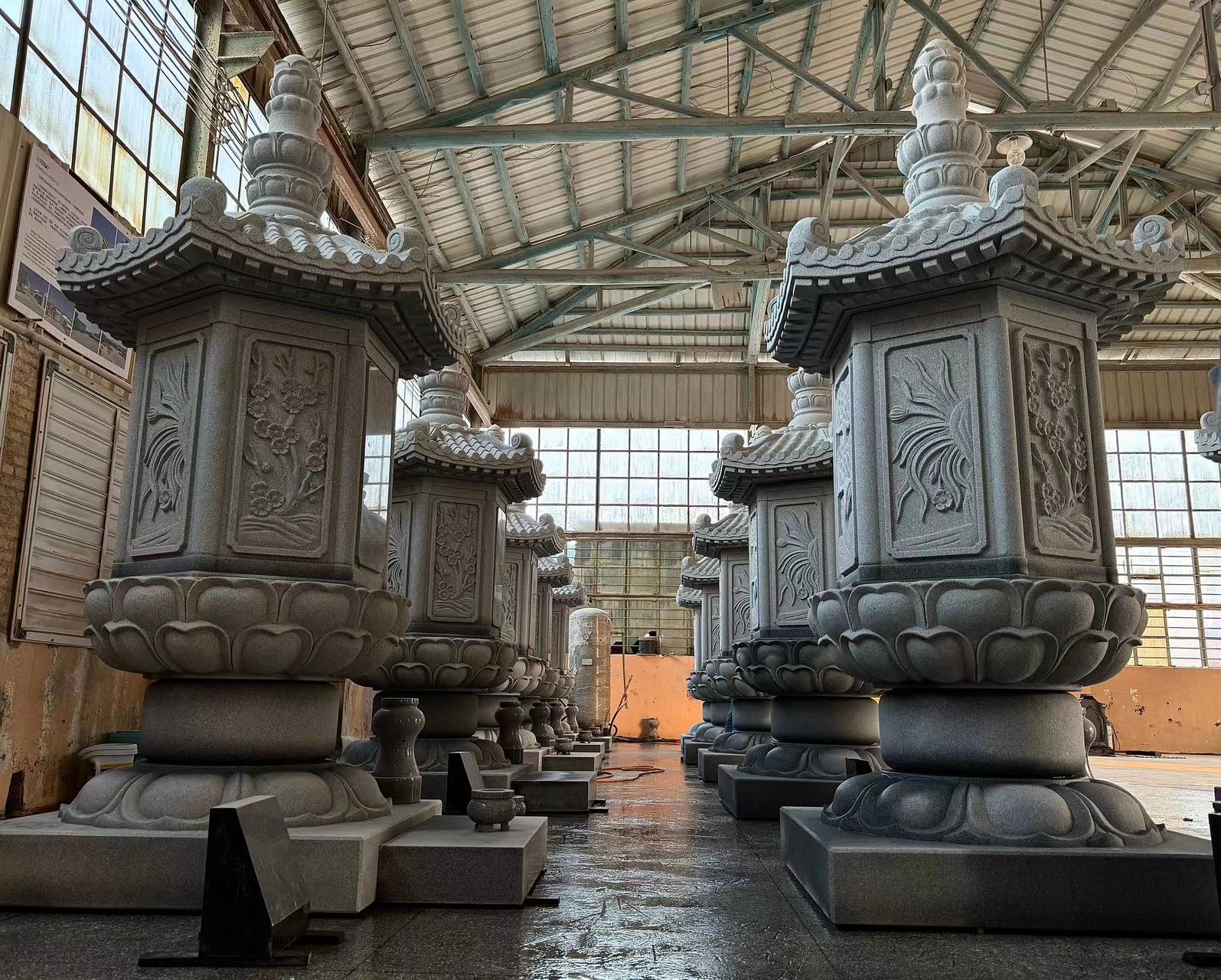Zdedenie remeselného spracovania a gravírovania večnosti - Xingyan Stone Carving Factory dokončuje prispôsobený rodinný náhrobný projekt projektu Tombstone