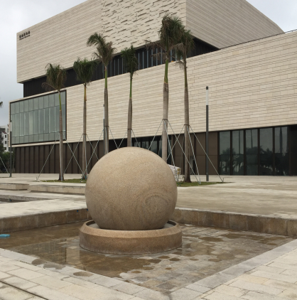 Xingyan Stone Socha vytvára najväčšiu loptu Feng Shui v pevninskej Číne v Zhuhai