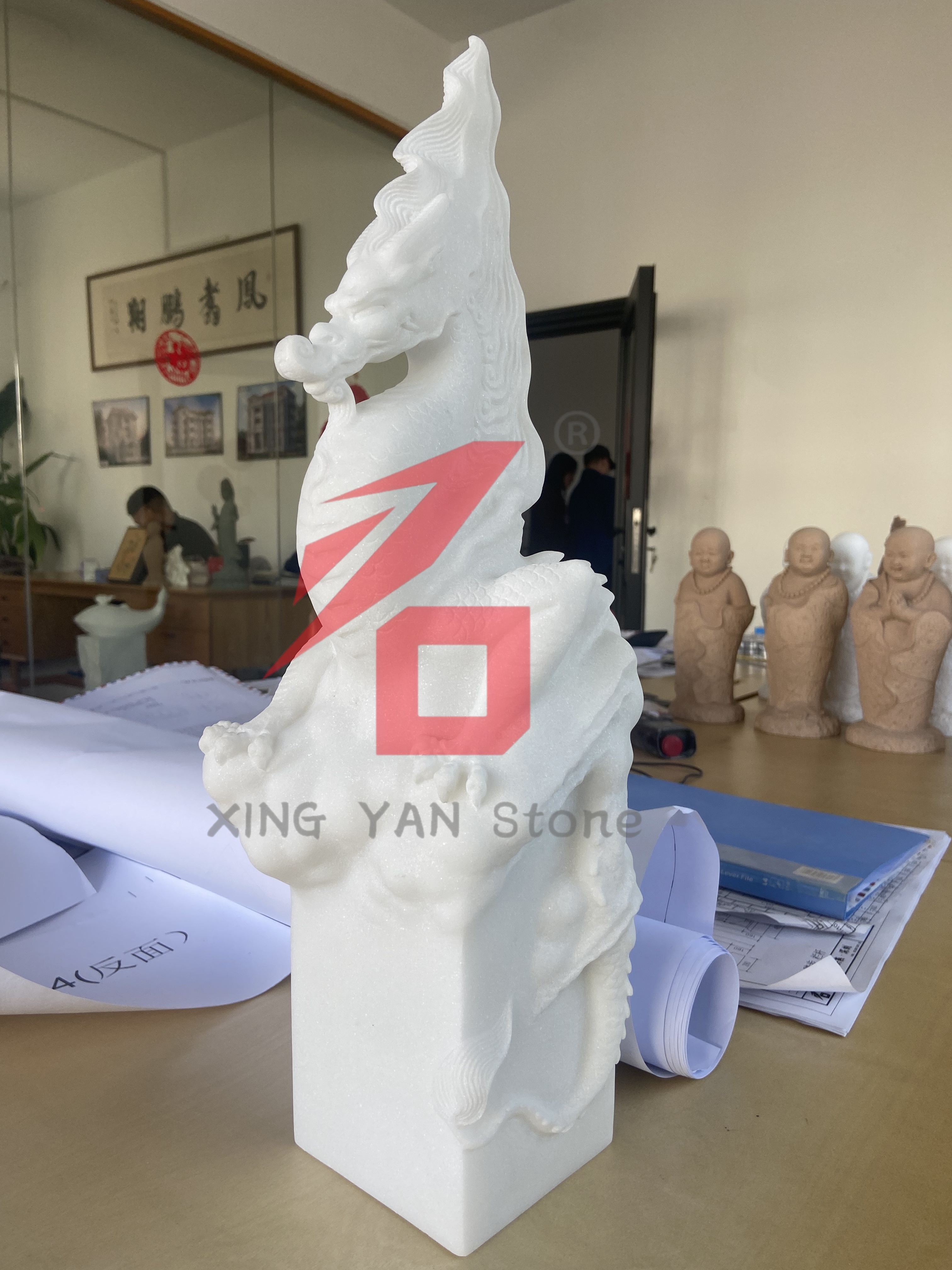 Kamenné rezbárske práce v čínskom štýle získavajú popularitu na európskych a amerických pamätných trhoch