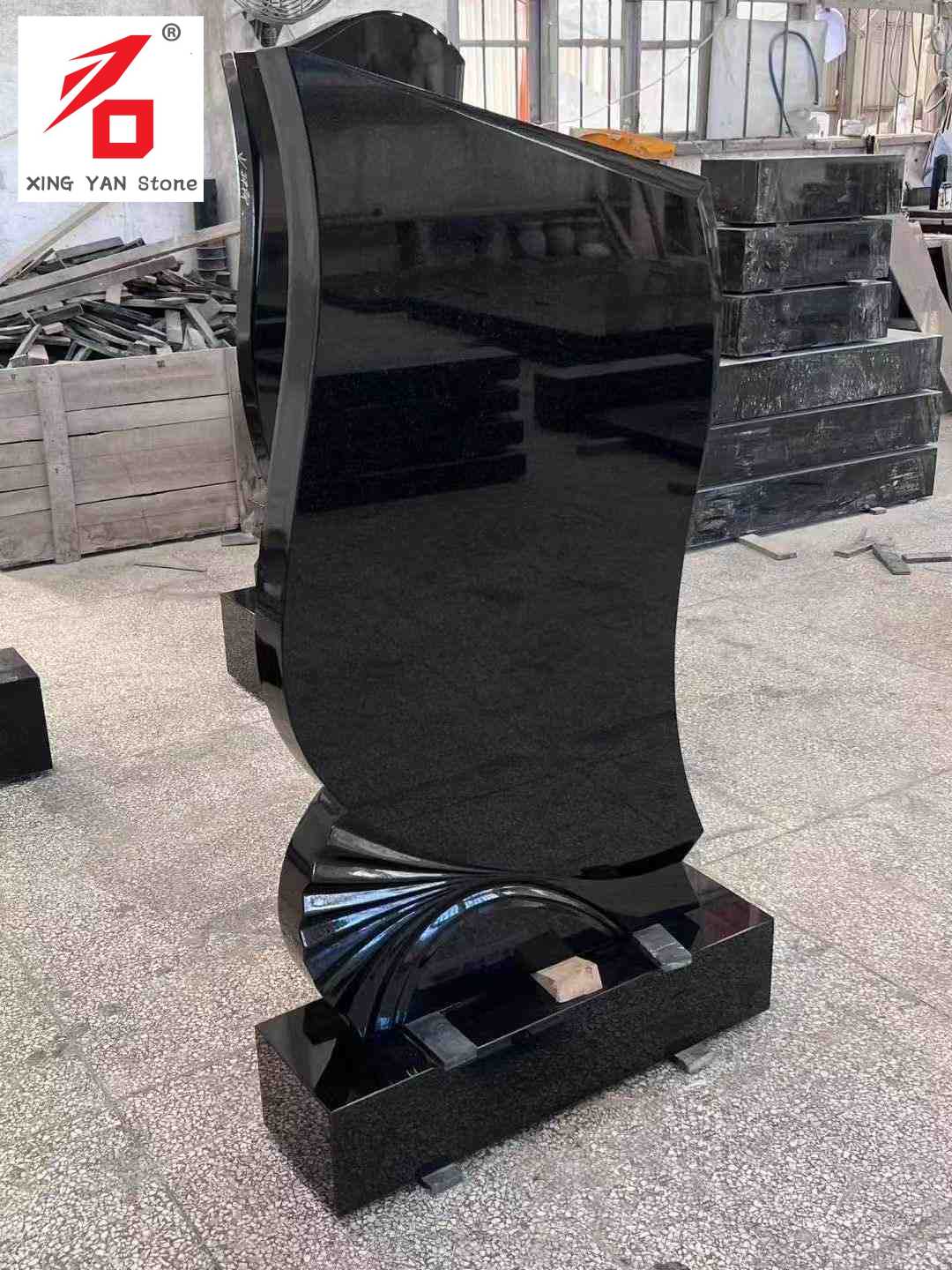 Umelecký náhrobok v čiernej farbe