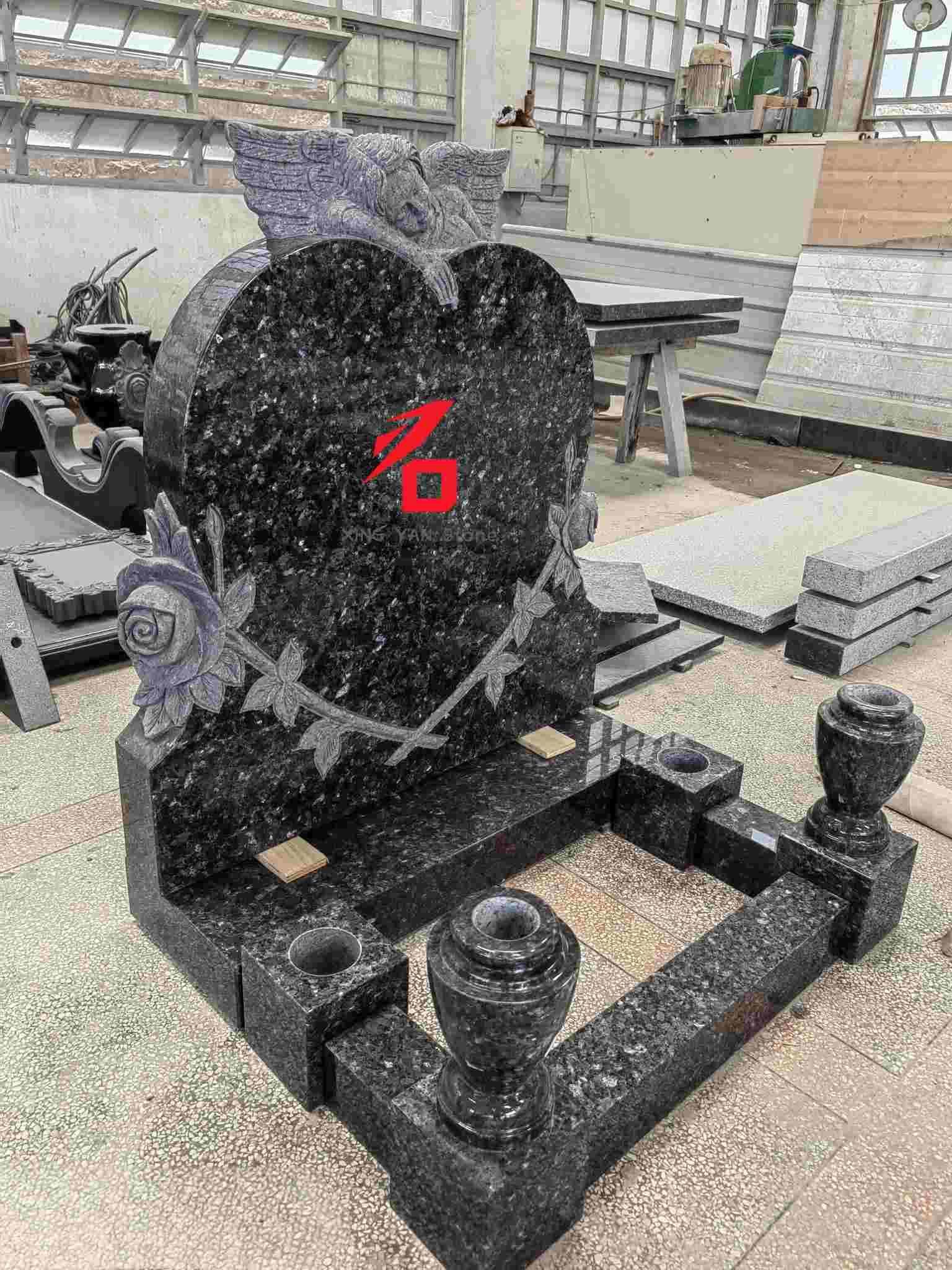 Pamätný náhrobný kameň anjela v tvare srdca z modrej perleťovej žuly