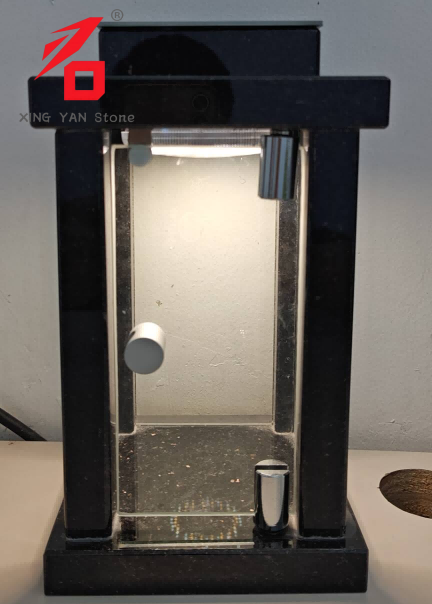 Cintorínske LED svietidlo so solárnym panelom