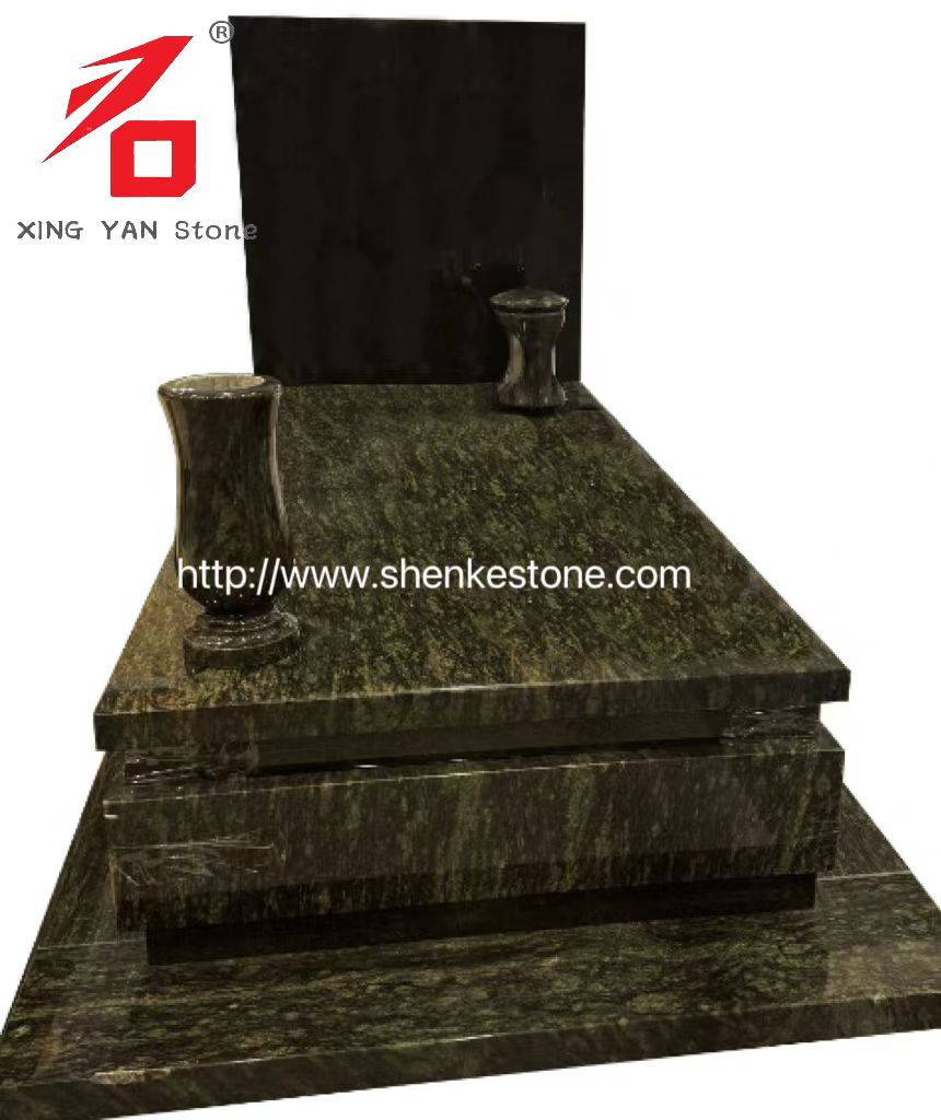 Monument olivovej zelenej žuly a podporné tablety, vázy a lucerny
