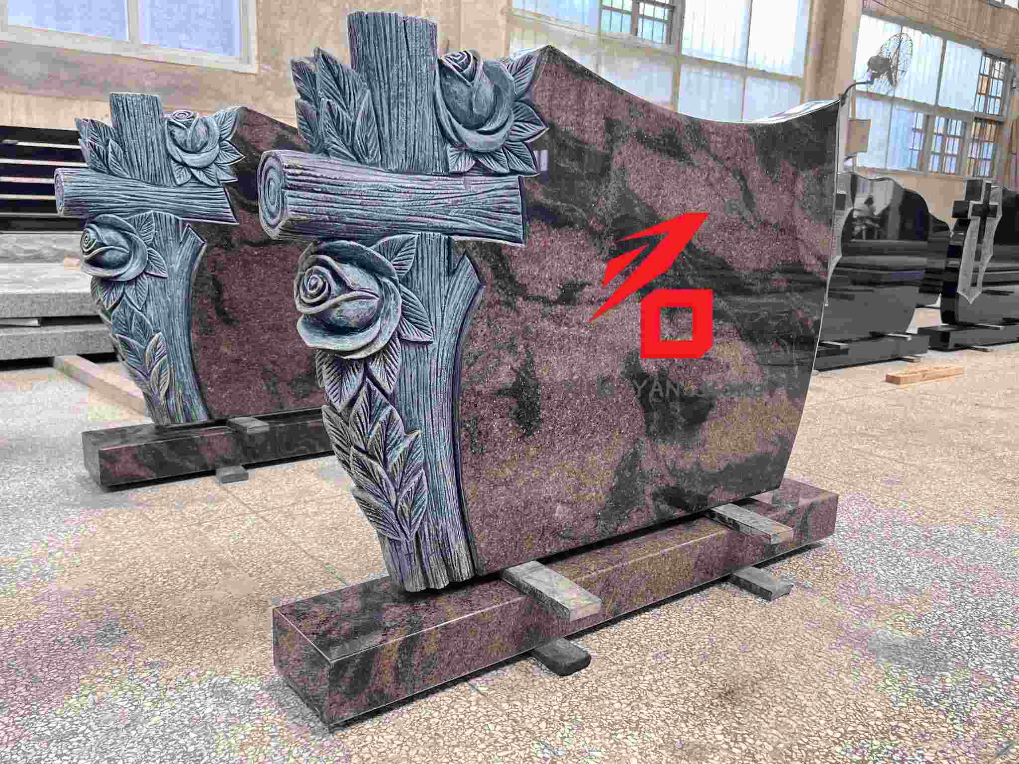 Pamätný náhrobný kameň so vzorom ruže a kríža