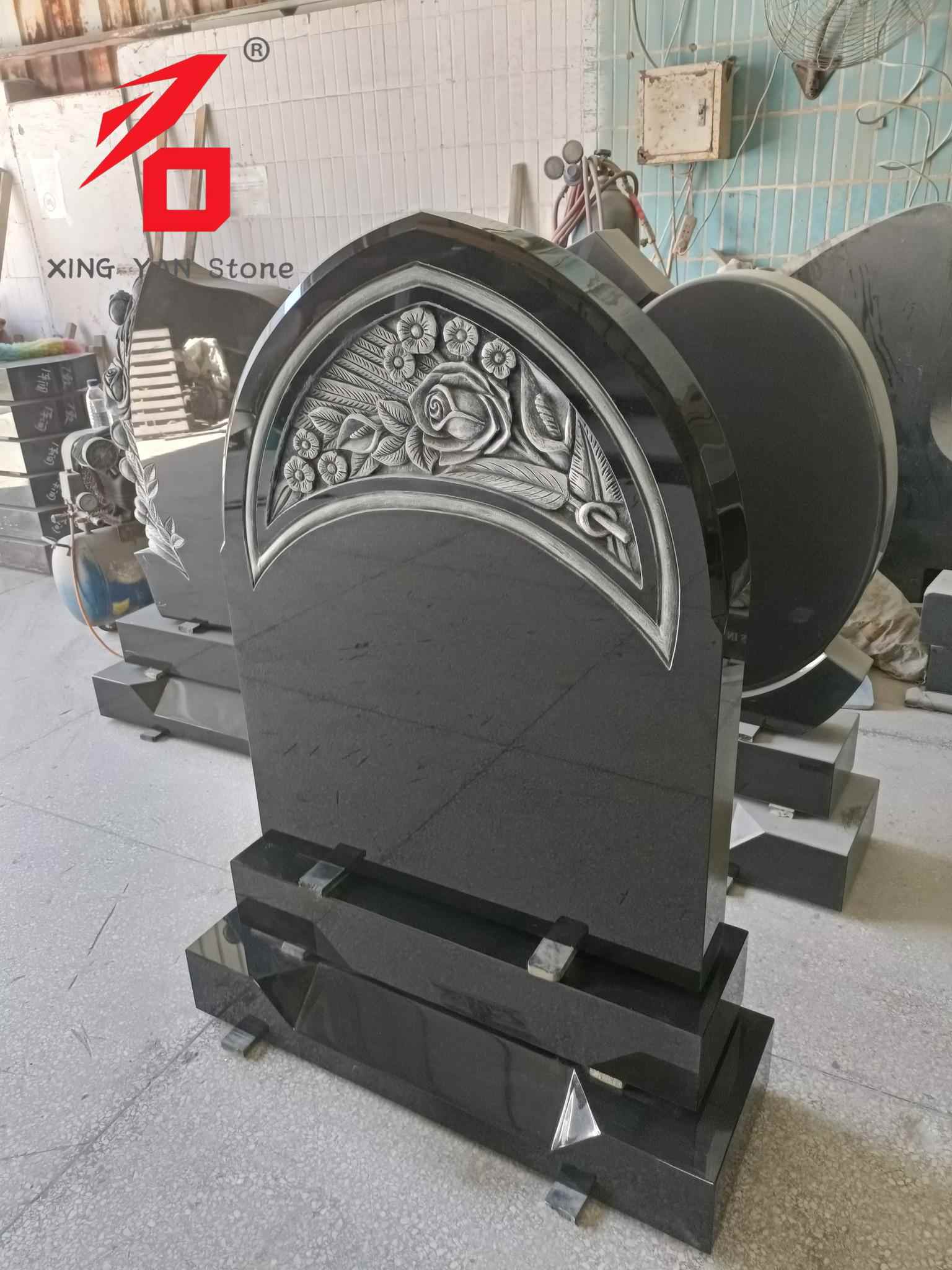 Náhrobný kameň vyrezávaný z ruží, oblúkový náhrobok z čiernej žuly